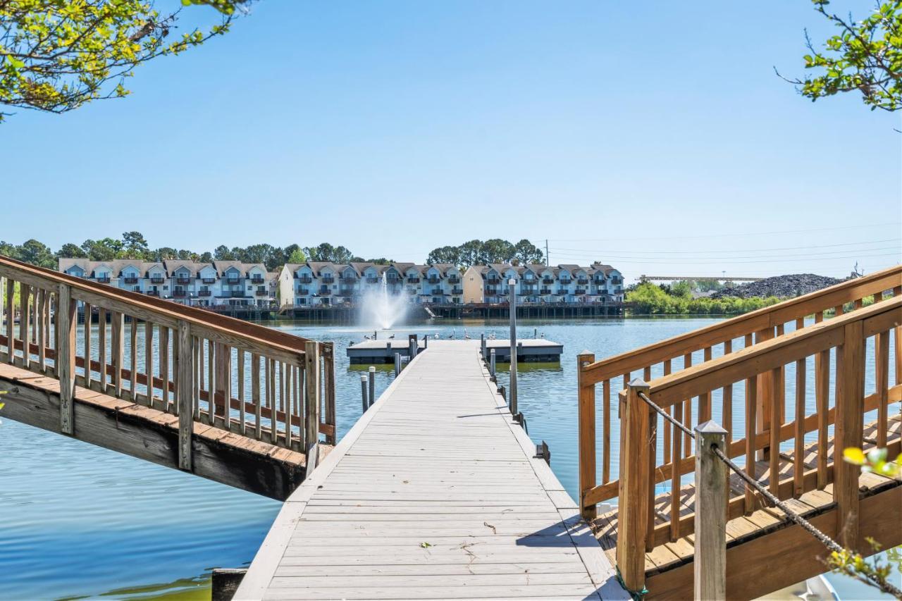 ☆Live On The Water! Lake Palmetto Palm W/ Patio - 10Min To Downtown & Beaches☆ 찰스턴 외부 사진